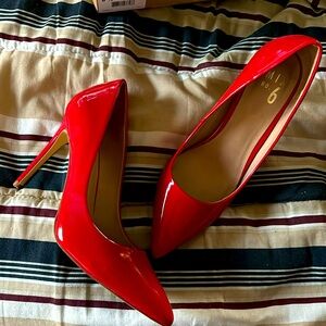 These are red heel pump. Color red 8.5 size. They’re in Good Condition